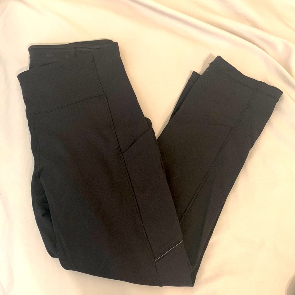 Lululemon high rise crop (21”) leggings. Side pockets & back zip pocket. Size 4.